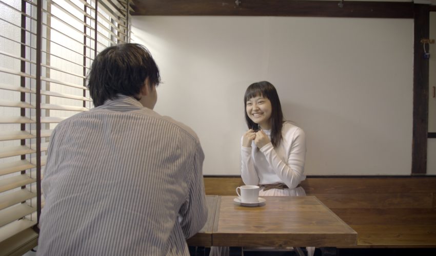 脈あり なし 髪を触り緊張感を隠す女性 Lストック